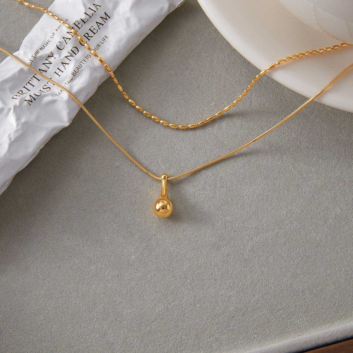 Collana con Pendente a Goccia Geometrica Minimalista da Donna in Acciaio al Titanio con Finitura Placcata