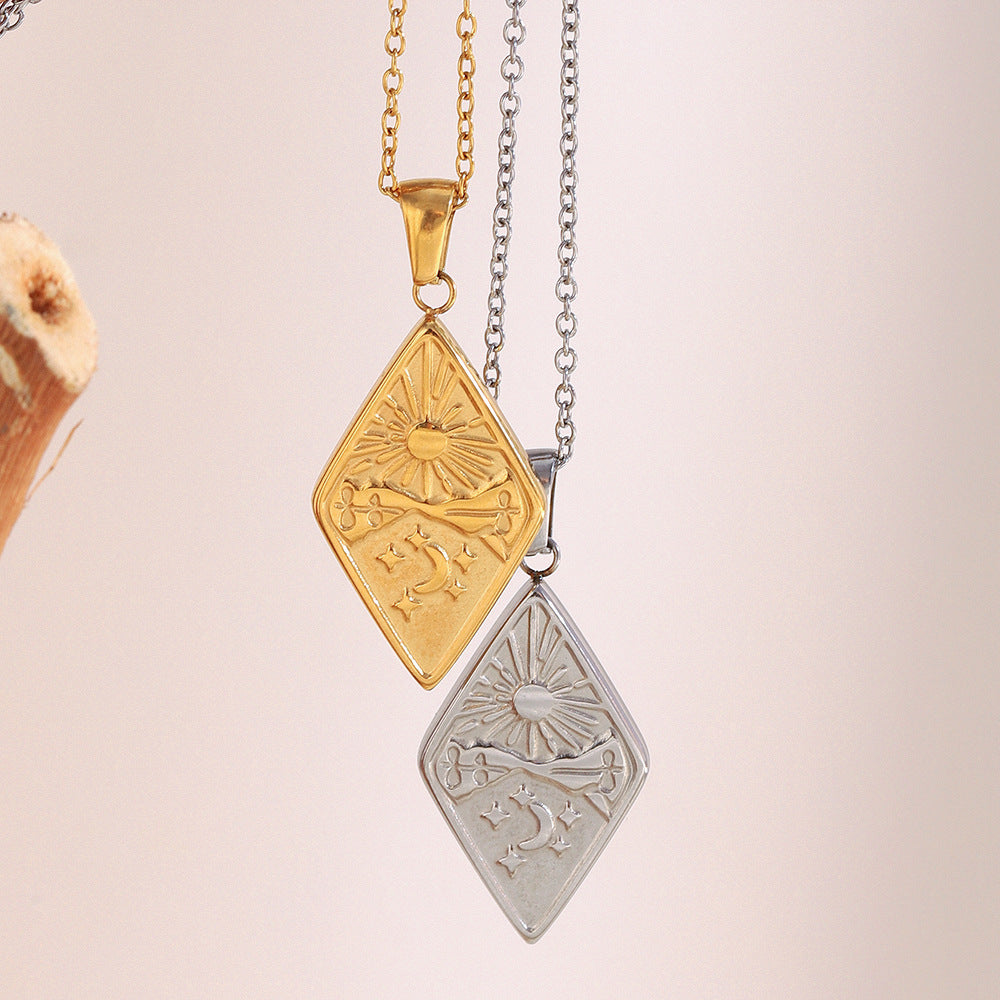 Collana con Pendente a Forma di Sole e Luna Geometrico Retrò a Diamante da Donna in Acciaio Inossidabile con Placcatura in Oro 18K