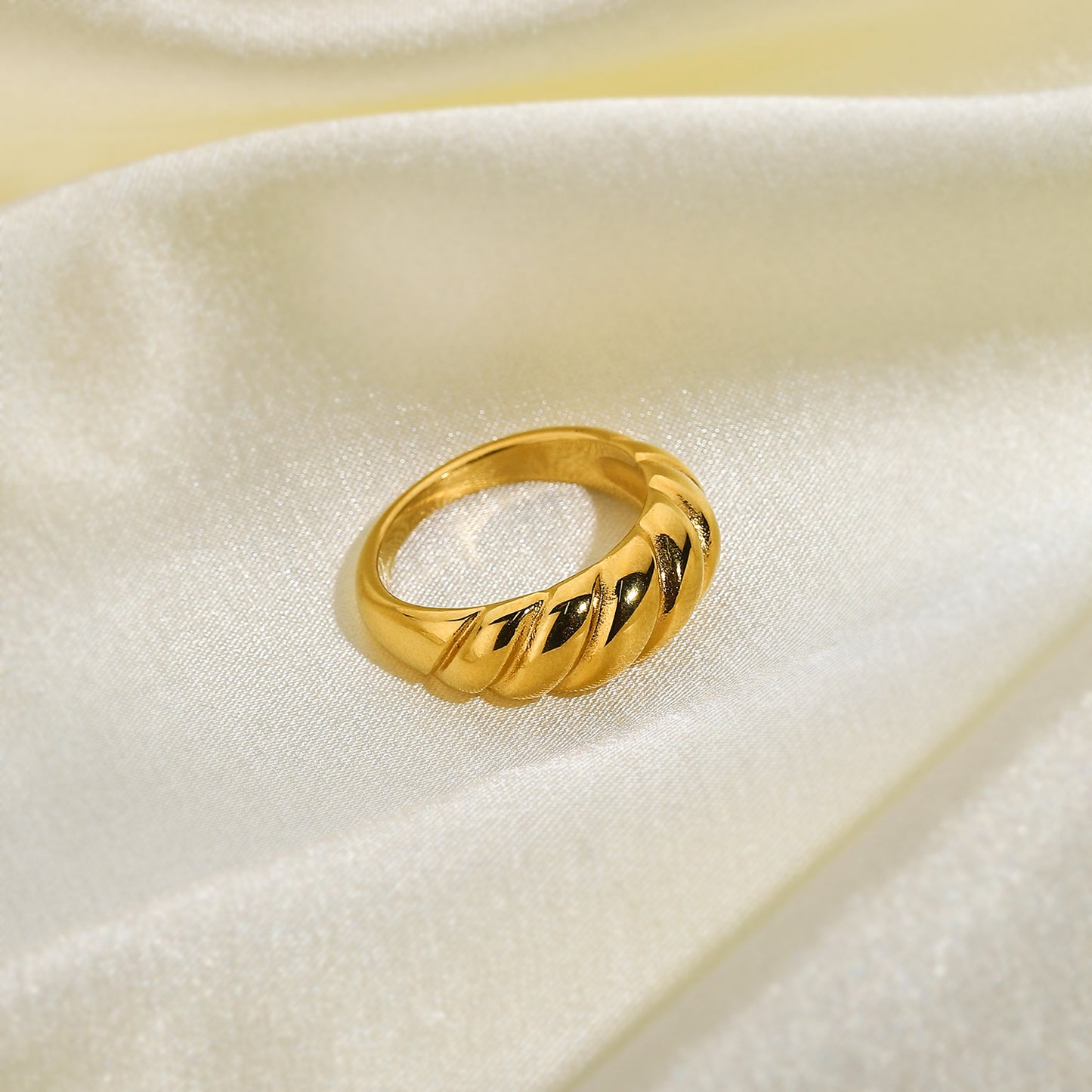 Anello minimalista geometrico a forma di corno in acciaio inossidabile placcato oro da donna