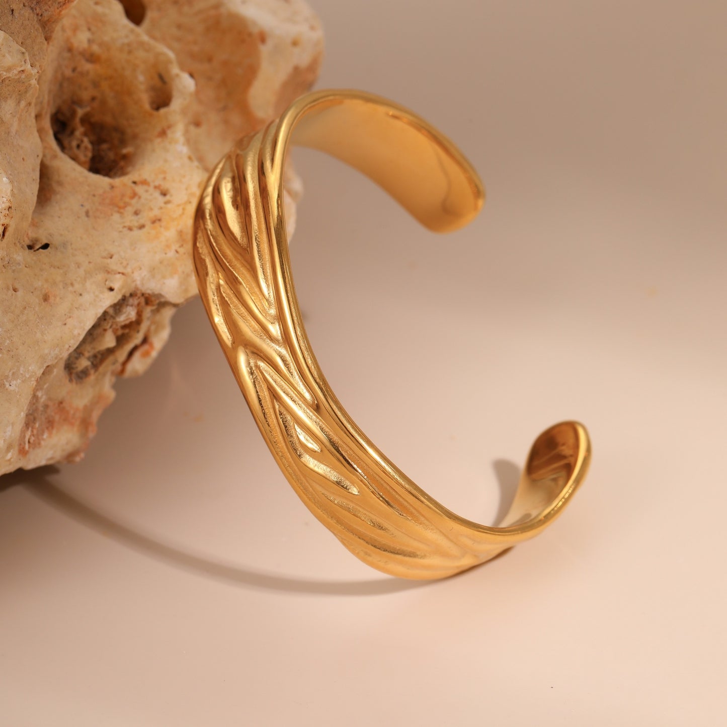 Bracciale Geometrico in Acciaio al Titanio con Placcatura in Oro 18K da Donna, Gioiello a Cerchio Aperto Elegante Adatto all'Ufficio