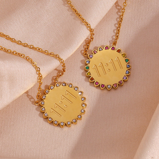 Collana con Ciondolo Girasole Minimalista in Acciaio Inox con Placcatura in Oro 18K e Strass Micro-Incastonati