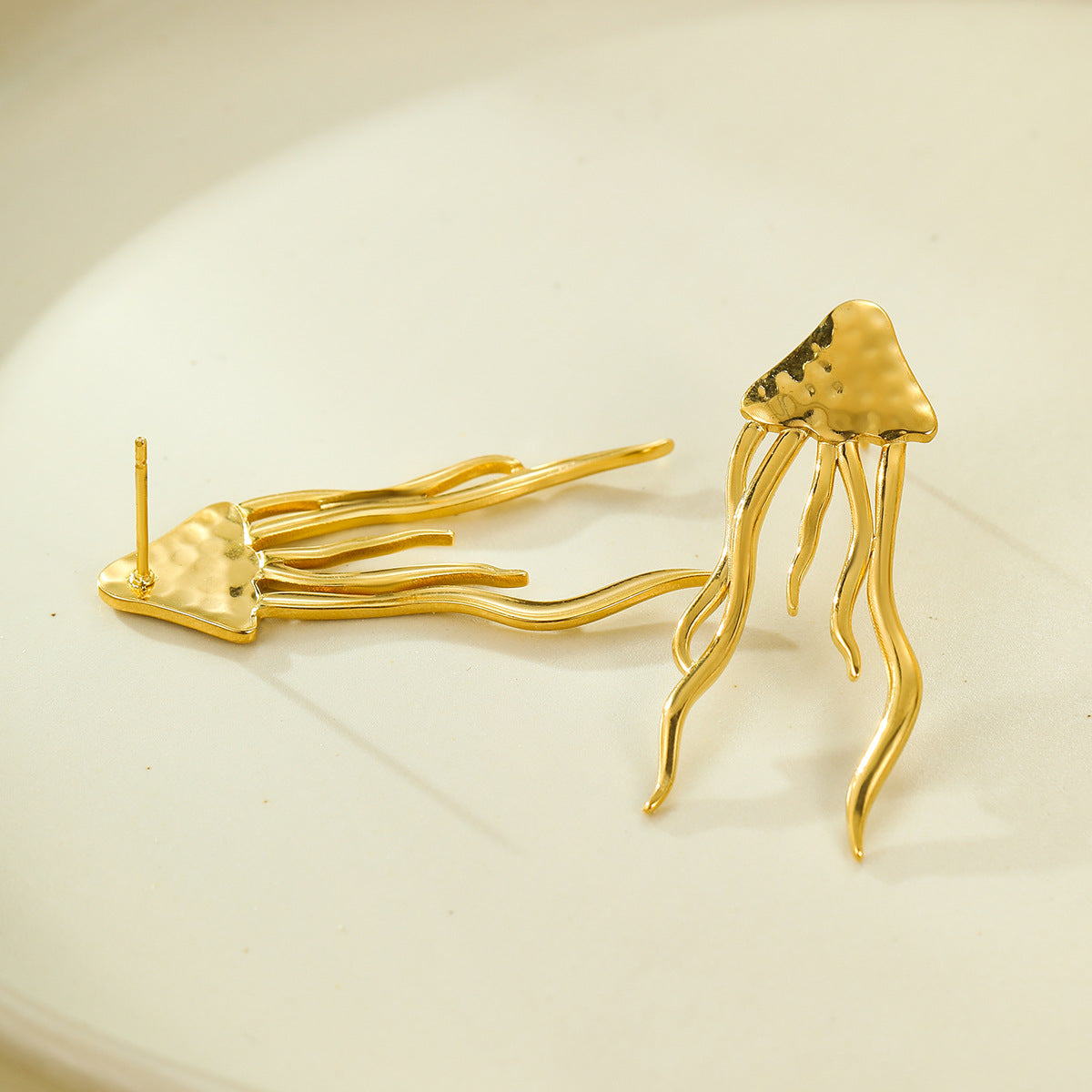 Pendientes de borla de acero inoxidable chapados en oro de 18 quilates con forma de medusa de moda y textura martillada para mujer