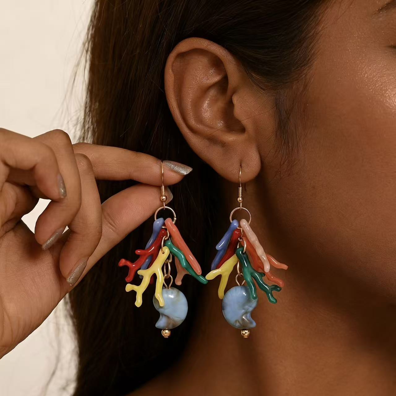 Pendientes de gancho chapados con rama de corazón de acrílico para mujer