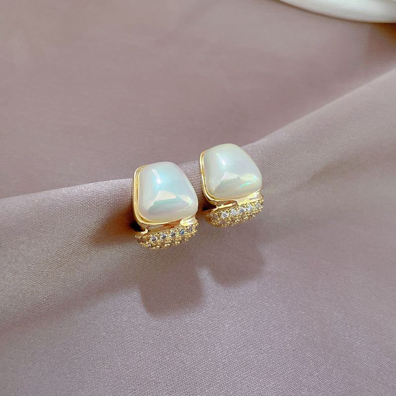 Pendientes colgantes geométricos elegantes para mujer con incrustaciones de diamantes de imitación y base de cobre chapado en oro