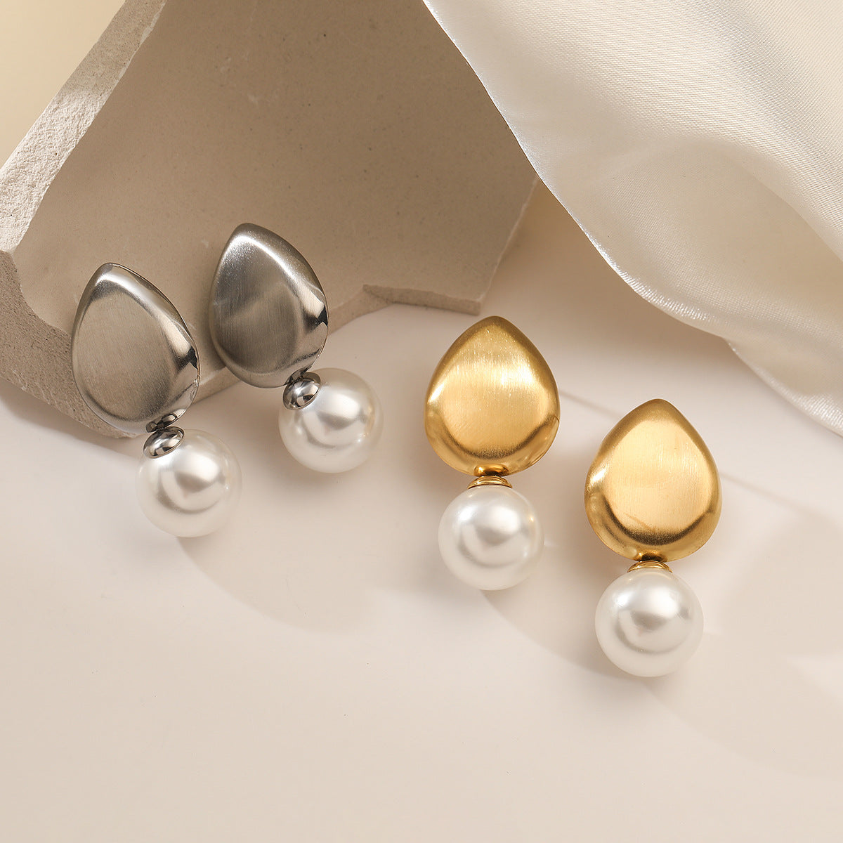 Orecchini a Perno Minimalisti Geometrici a Goccia con Perle per Donna in Acciaio al Titanio Placcato Oro 18K