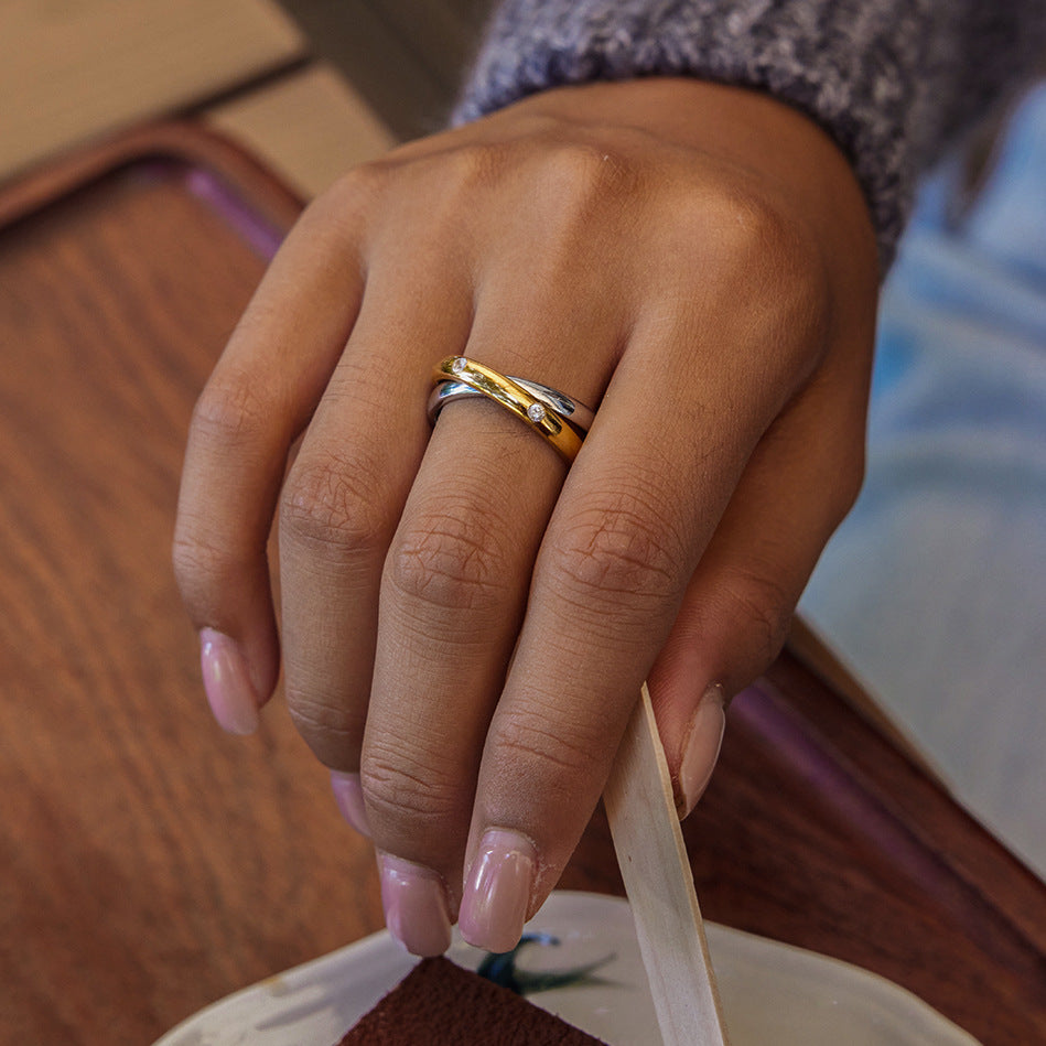 Anillo de acero de titanio con doble aro cruzado geométrico y circonitas incrustadas chapado para mujer