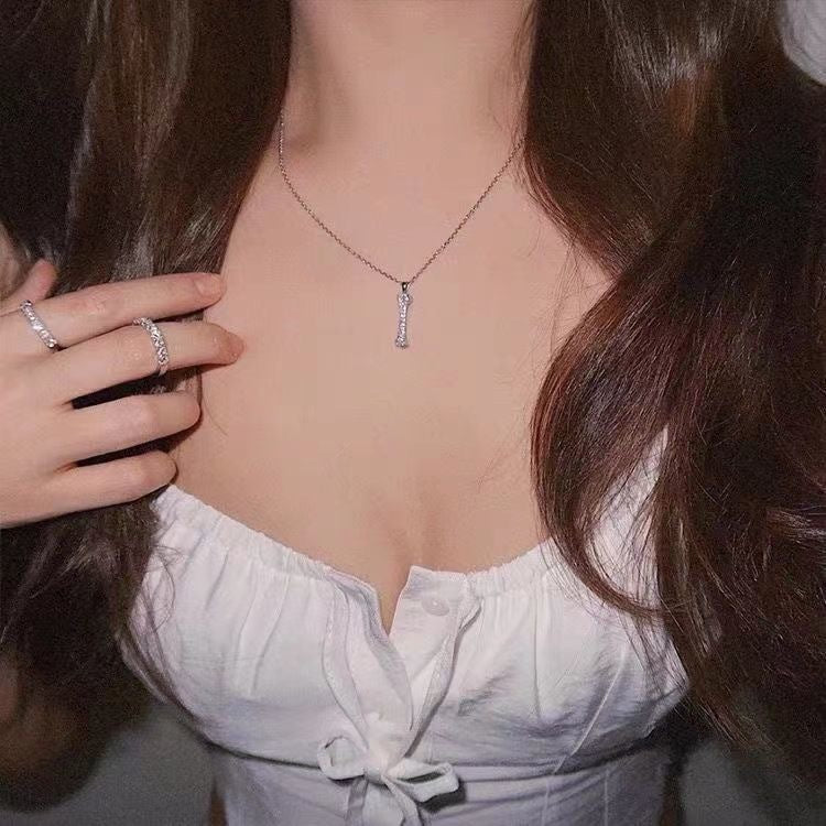 Collana pendente minimalista floreale irregolare per donne e uomini in acciaio al titanio con ciondolo in rame placcato oro su catena a O
