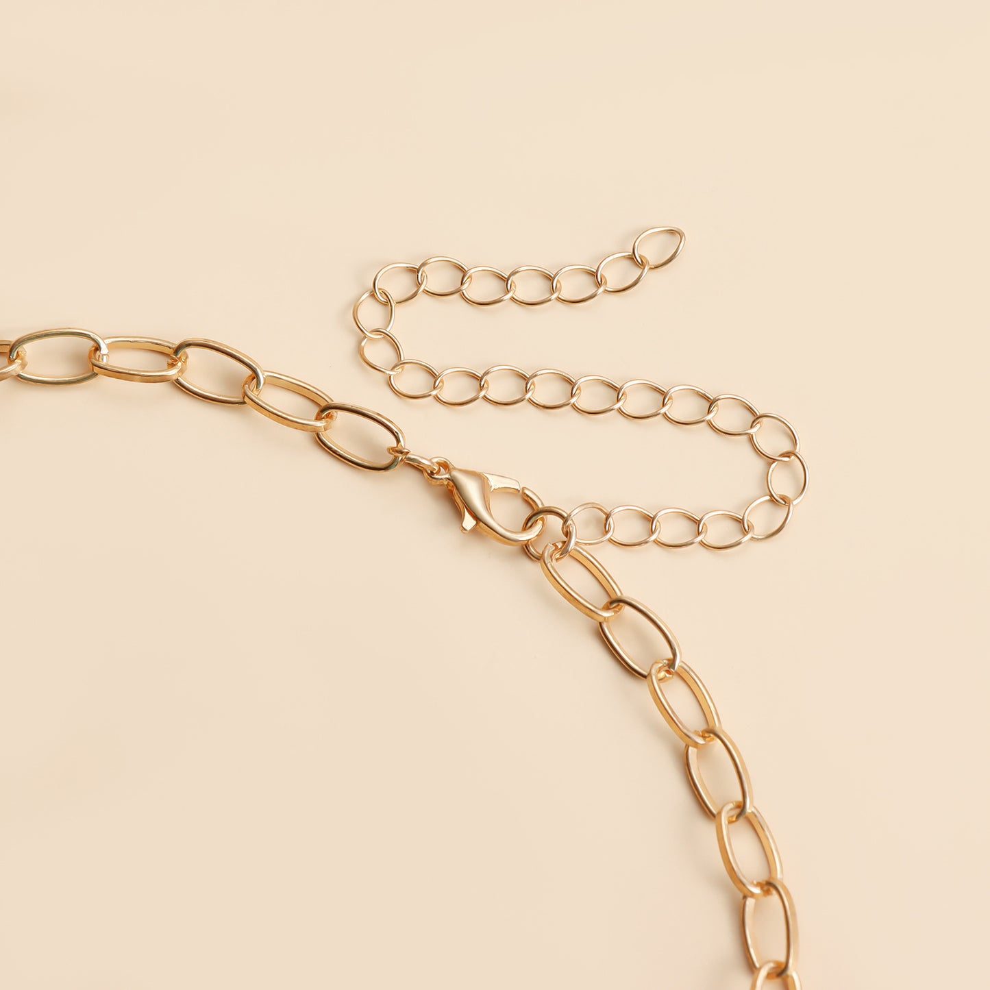 Vintage Baroque Asymmetrical Geometric Pearl Pendant Clavicle Necklace for Women with Electroplated Alloy and Imitation Pearl