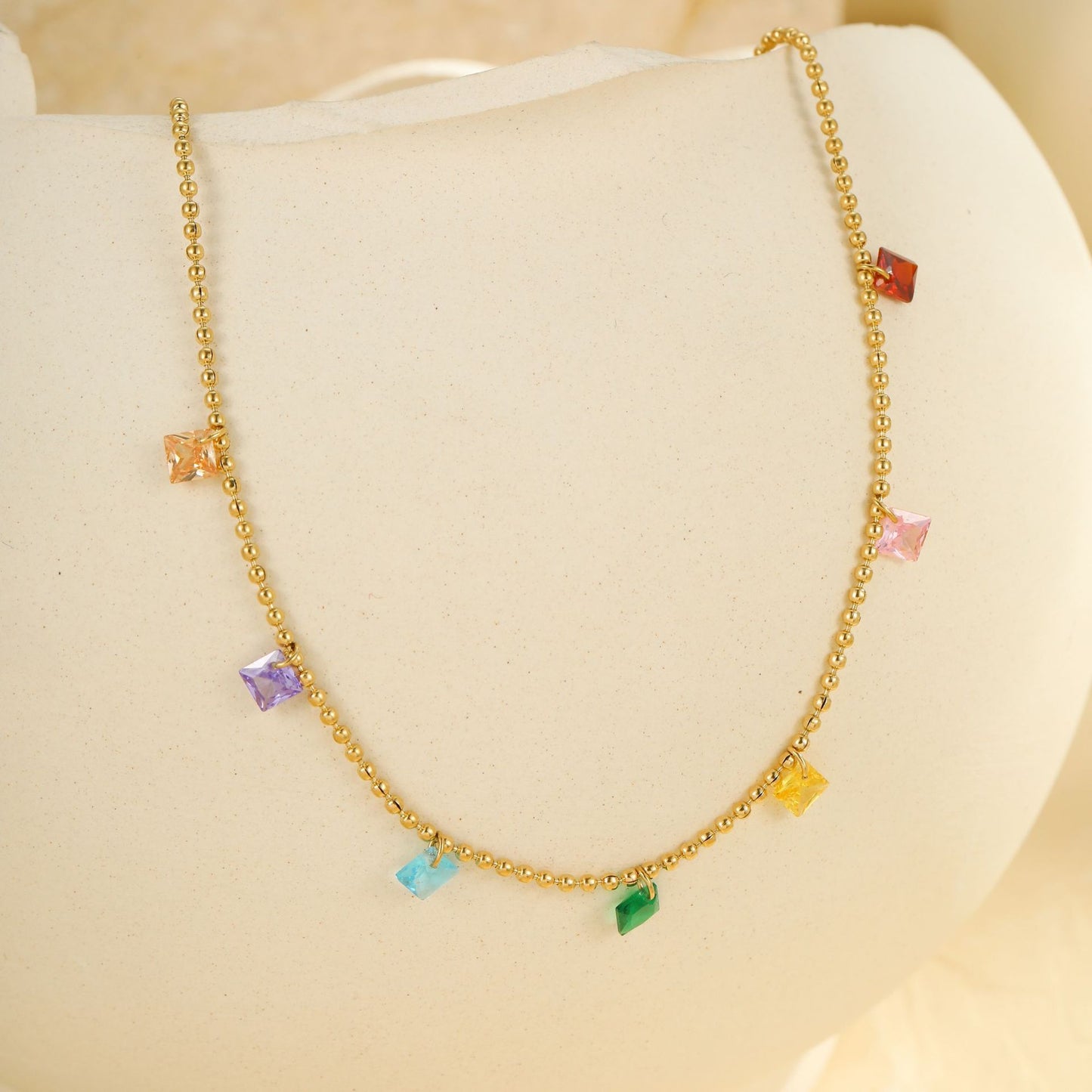 Tobillera multicapa dulce y atrevida con diamantes de imitación coloridos y detalles de perlas sobre cadena fina de acero inoxidable con diseño geométrico