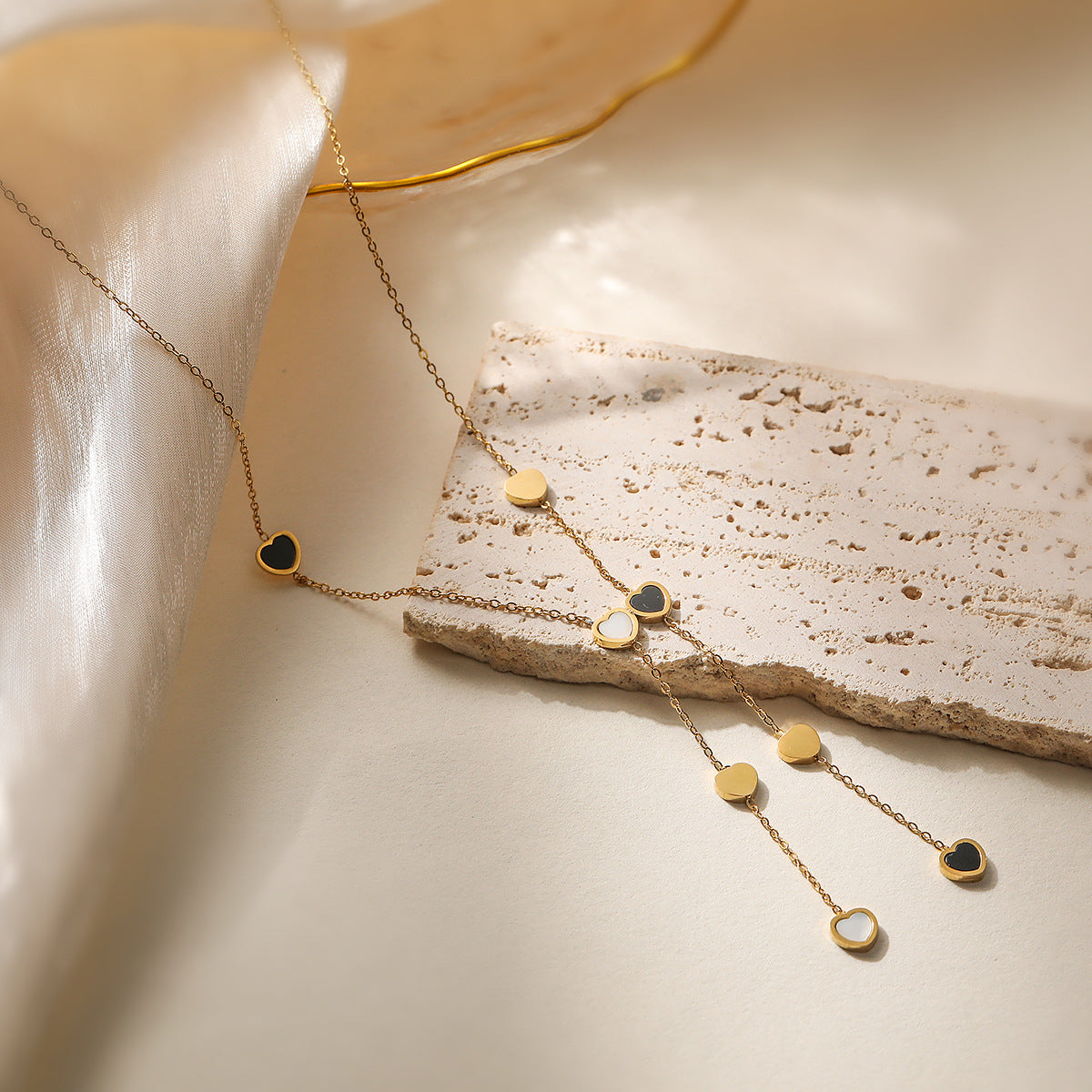 Collana con ciondolo a forma di cuore e stella minimalista da donna in acciaio inossidabile con placcatura in oro 18 carati