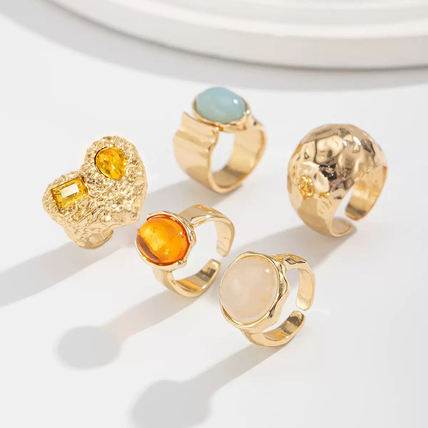 Anello di lusso in lega placcata con intarsio a cuore geometrico con strass e texture increspata da donna