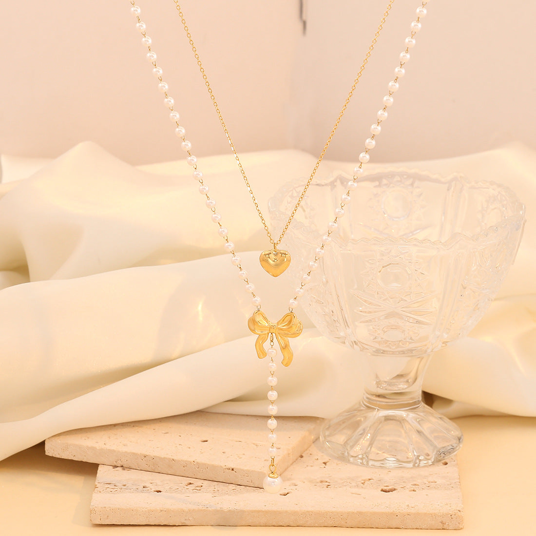 Collana con Ciondolo a Cuore alla Moda in Acciaio Inossidabile con Catena Doppia di Perle e Dettaglio Nappa da Donna