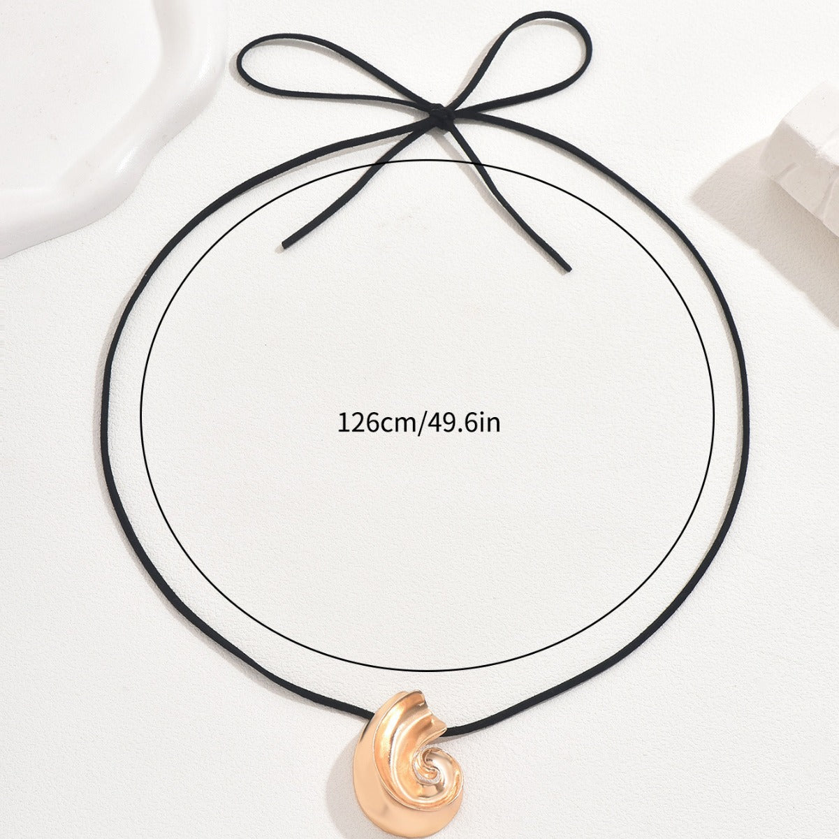 Collana da donna a pendente con conchiglia minimalista in lega di zinco con finitura galvanizzata, catena lunga a clavicola con design geometrico