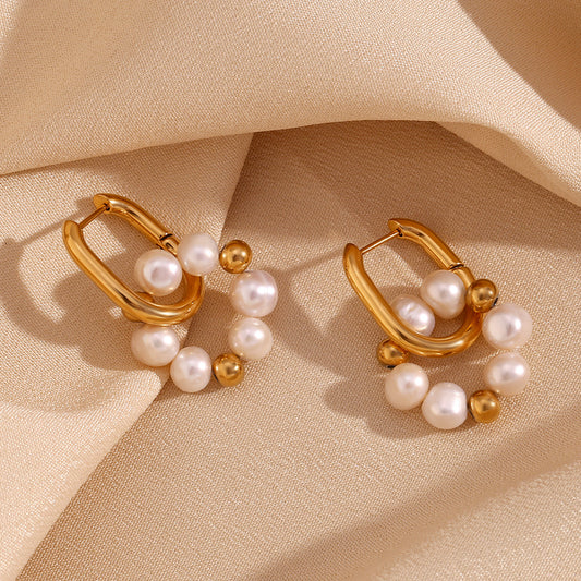 Pendientes de aro minimalistas en forma de U de acero inoxidable chapados en oro de 18 quilates con acentos de perlas de agua dulce para mujer