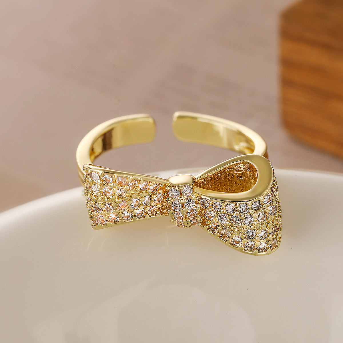 Anello alla moda in rame delicato placcato oro 18 carati con fiocco in zirconia micro-pavé per donna