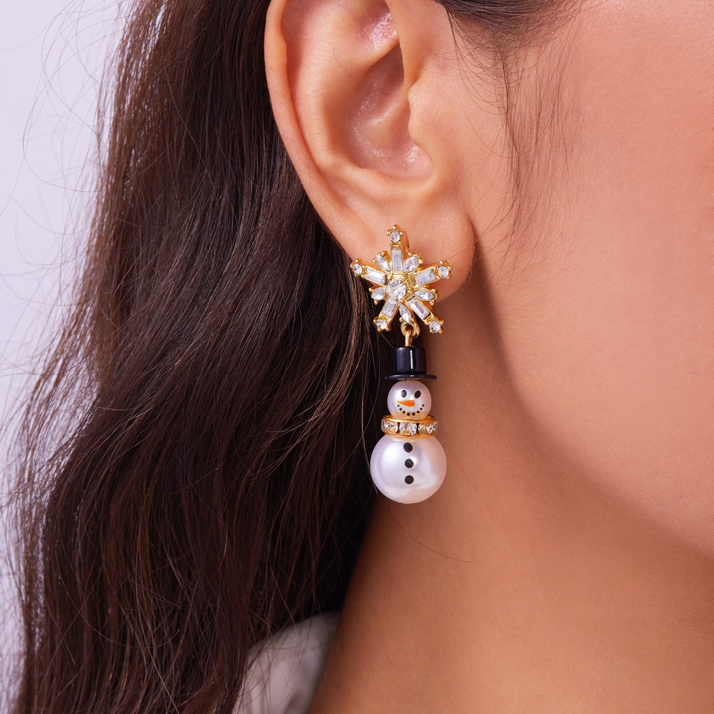 Pendientes de perla con diseño de copo de nieve y temática navideña para mujer, con incrustaciones de diamantes de imitación y diseño geométrico en aleación con acabado de baño.
