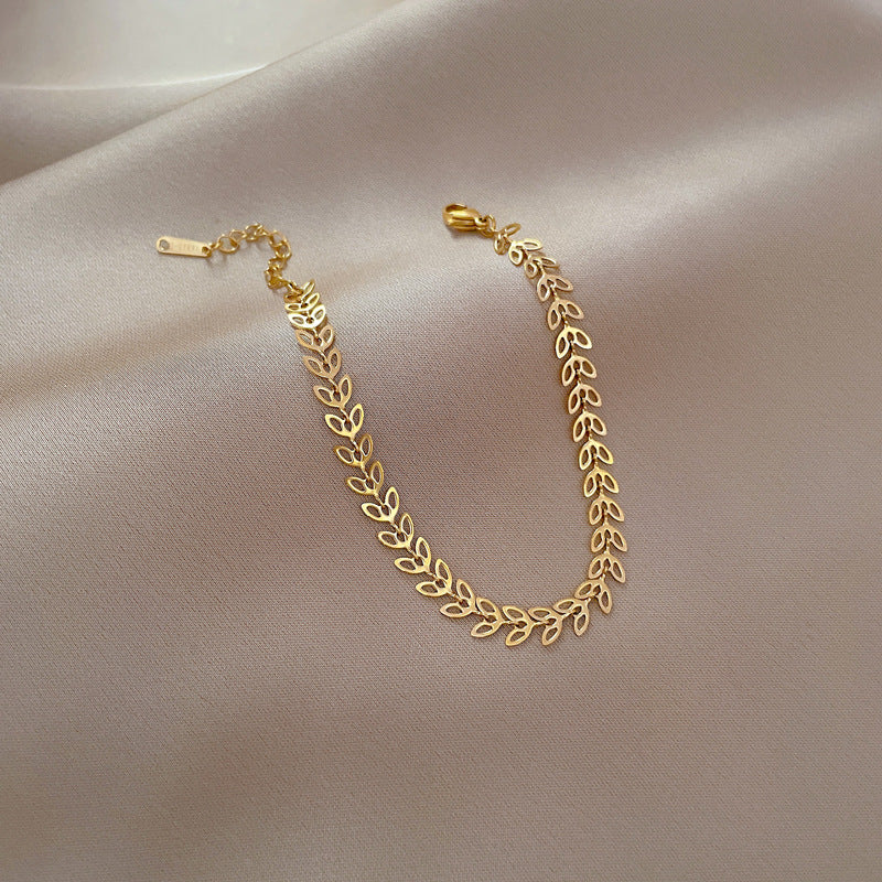 Minimalist Lucky Clover Bracelet for Women in Titanium Steel with Gold Plating and Wavy Texture