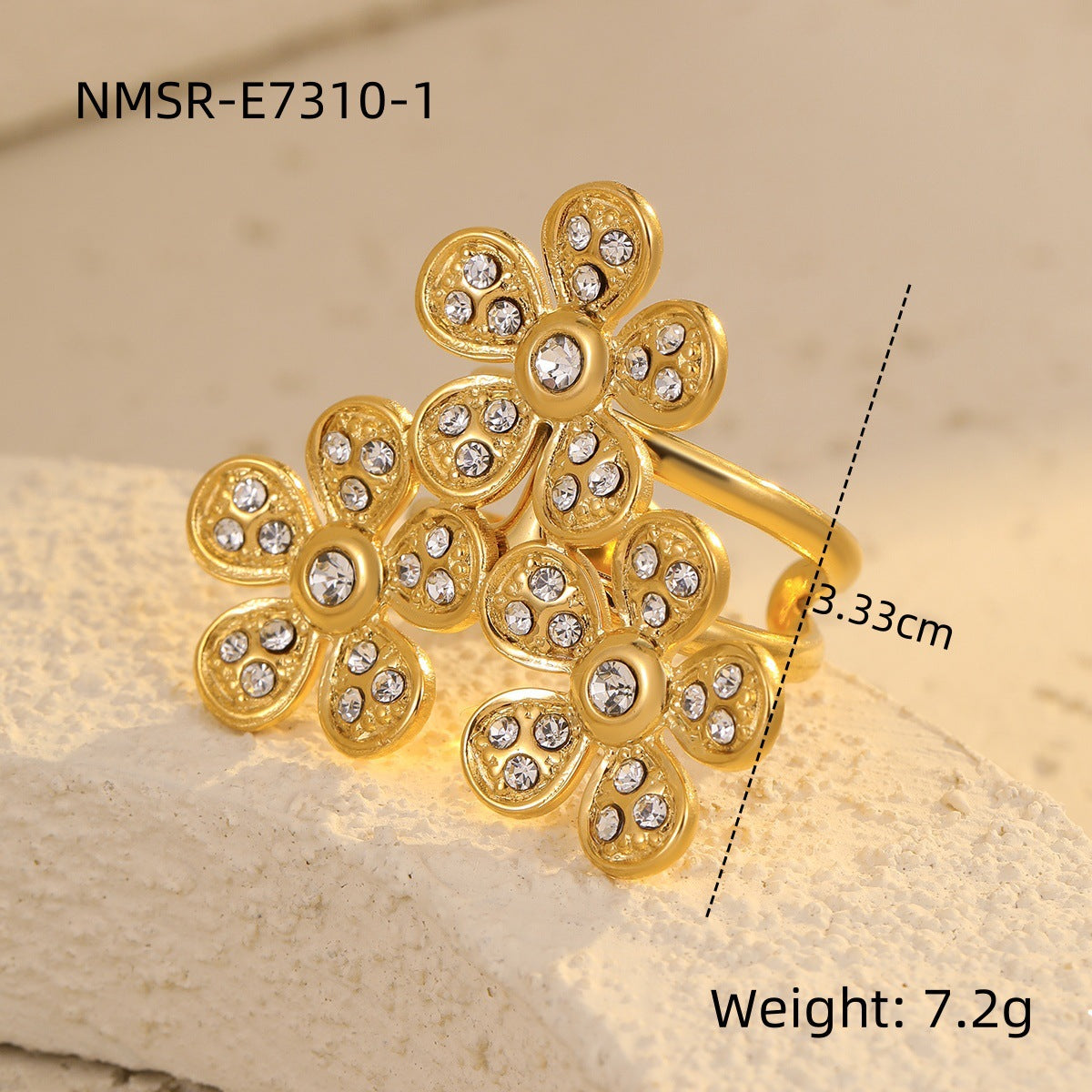 Anillo de Acero Inoxidable con Perlas y Flores de Estilo Lujoso para Mujer con Acabado Chapado y Banda Ajustable