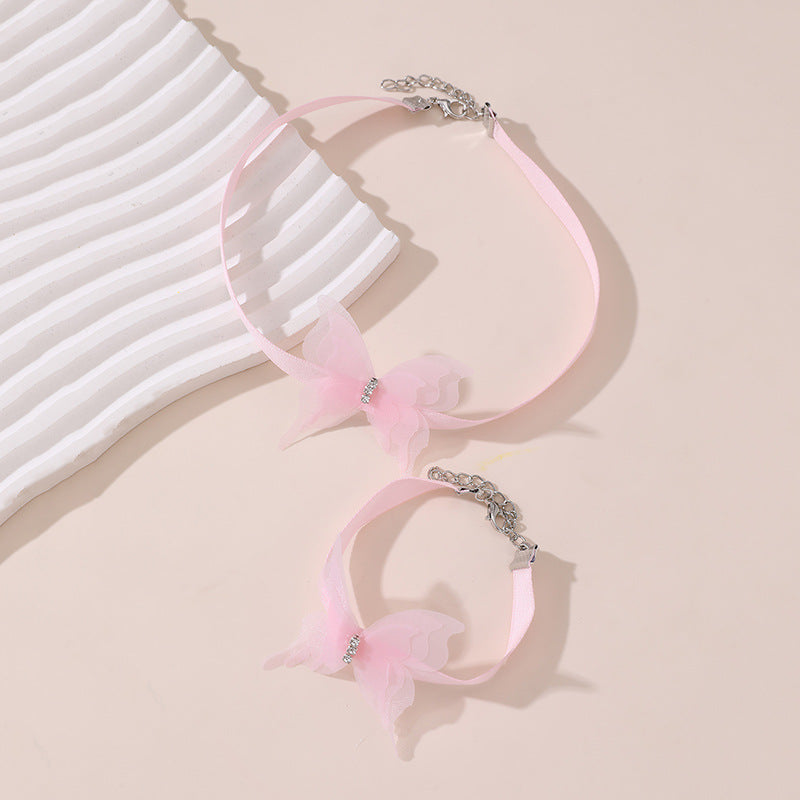 Collana Minimalista con Ciondolo a Farfalla per Bambine, Fascino a Farfalla e Fiocco in Resina su Catena di Perline con Finitura Smaltata, Lunghezza Regolabile