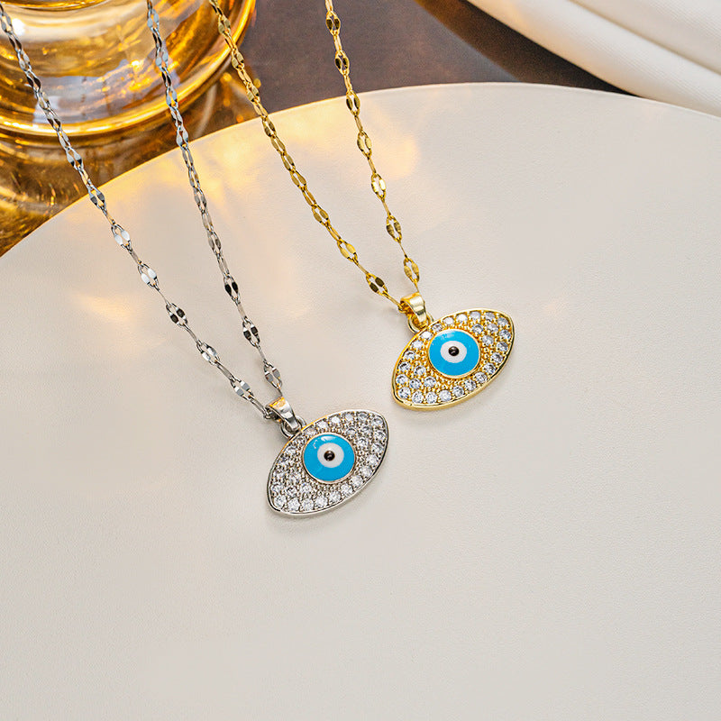 Collana con ciondolo a occhio di Allah stile INS in acciaio al titanio con finitura smaltata su catena ondulata da donna