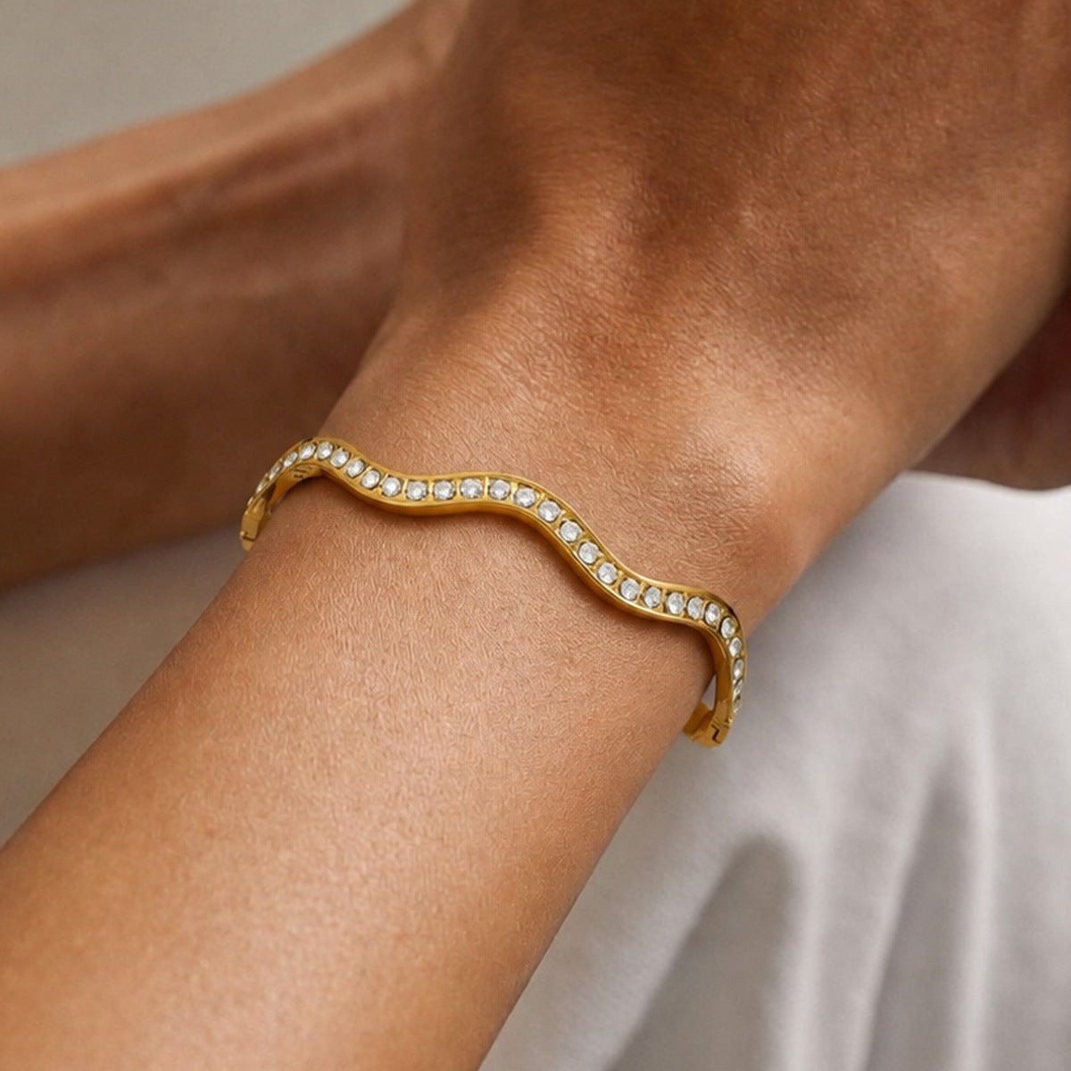 18K Gold Plated Stainless Steel Geometric Round Rhinestone Inlay Spring Bangle Bracelet