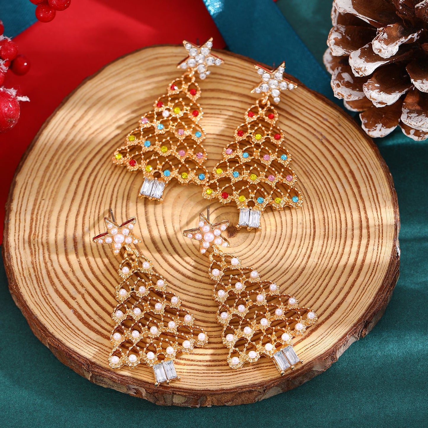 Aretes de perno de aleación geométrica minimalista con diseño de árbol de Navidad, incrustaciones de diamantes de imitación y postes de oro de 14K para mujer