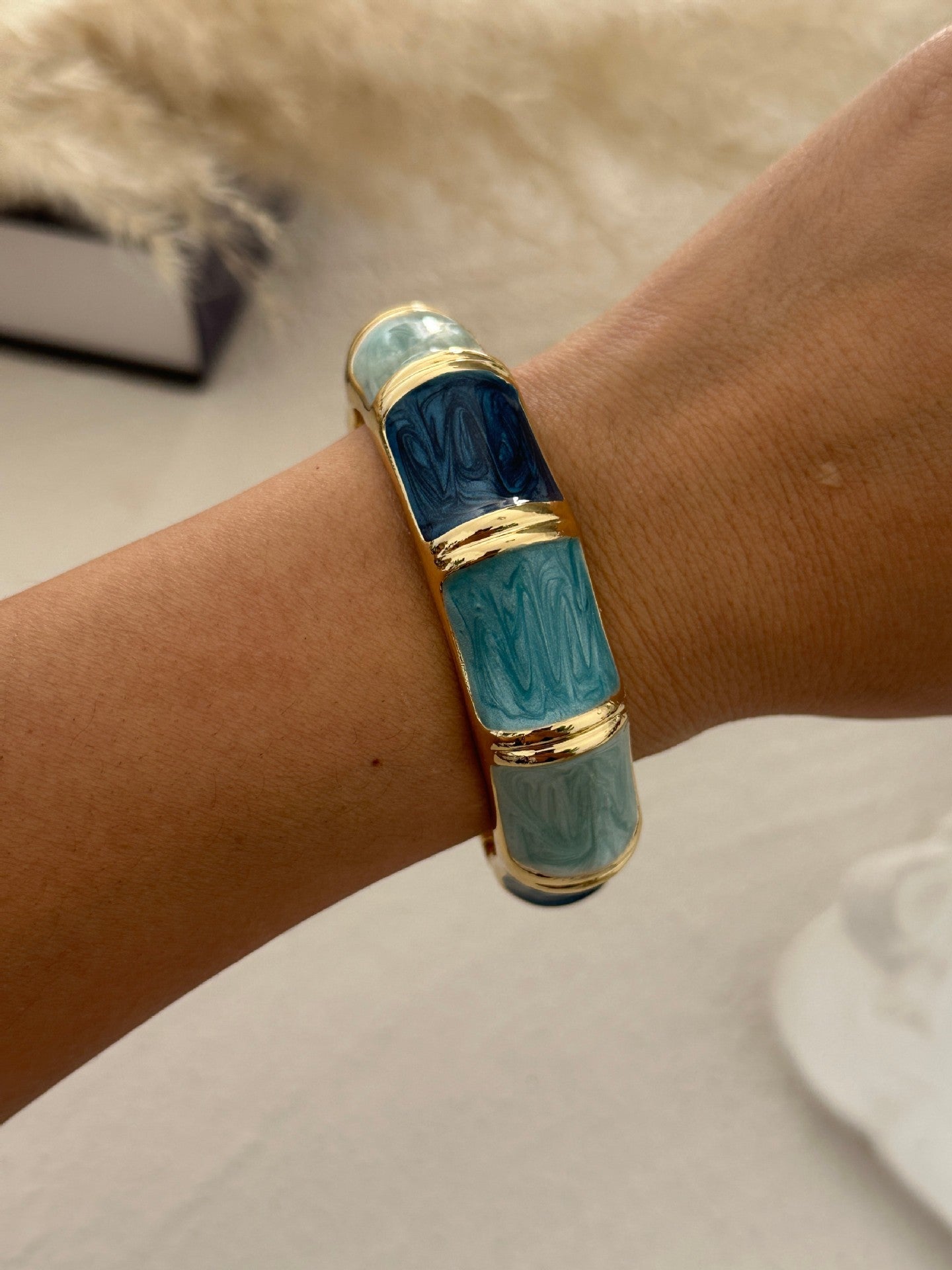 Bracciale rotondo in lega a scacchi geometrici con gocce d'olio colorate