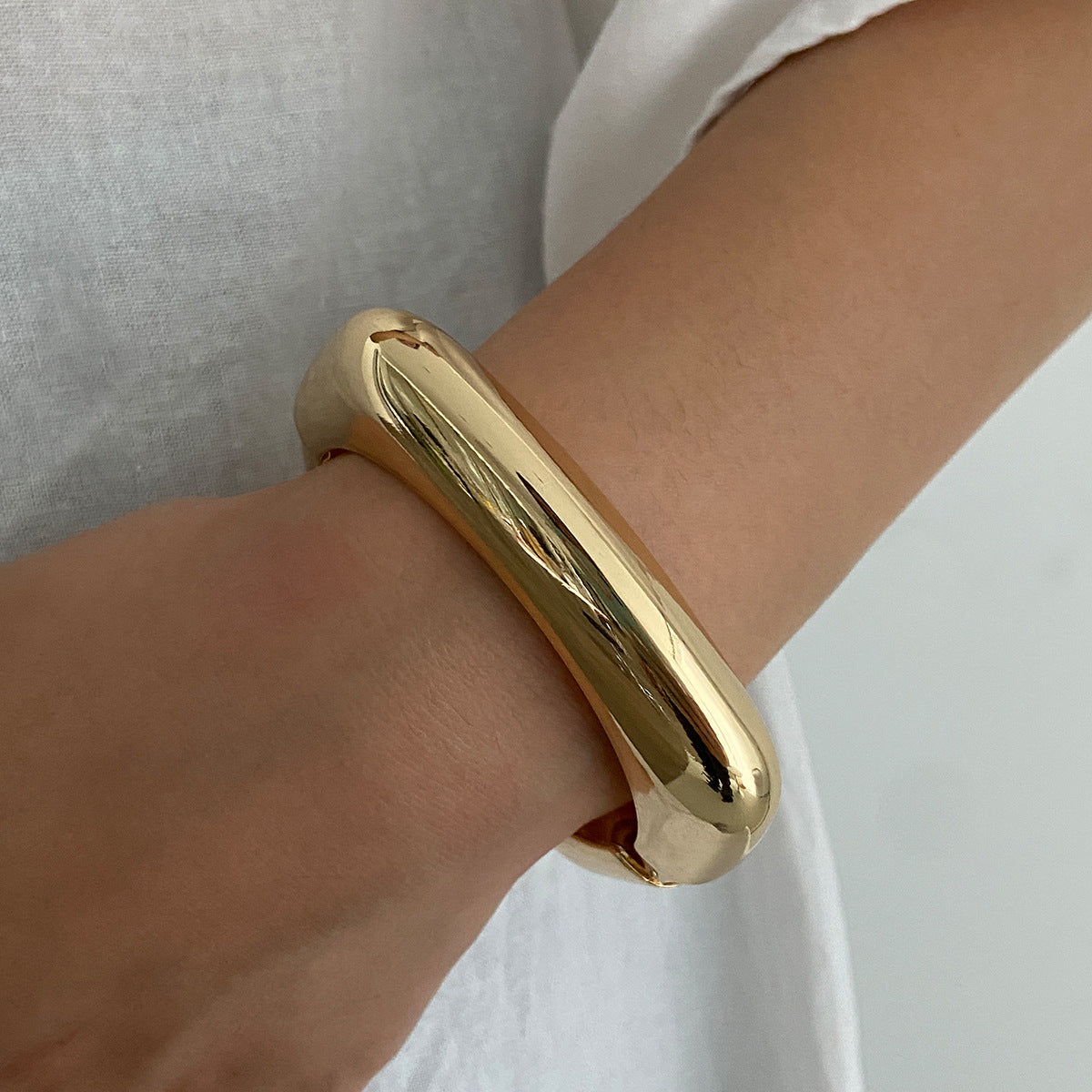 Bracciale rigido aperto a C geometrico oversize in lega con finitura placcata da donna
