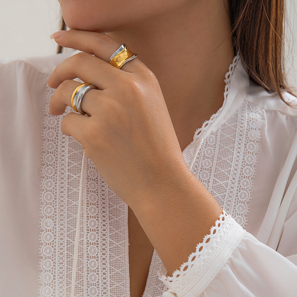 Anello da donna in lega testurizzata geometrica di ispirazione vintage con design 3D irregolare