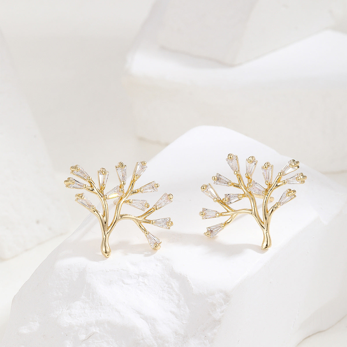 Aretes minimalistas de árbol de la vida en cobre chapado en oro con detalles florales de micro-pavé de circonitas