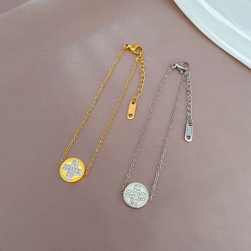 Bracciale da donna in acciaio al titanio placcato oro a forma di quadrifoglio stile vintage con strass intarsiati