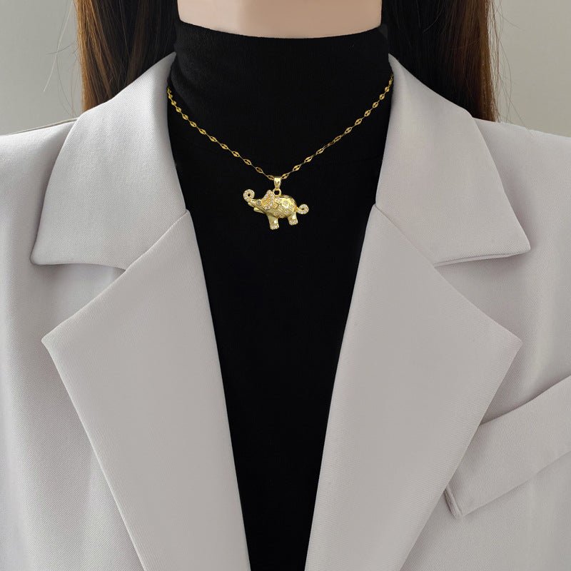 Collana con Pendente Elefante Minimalista in Acciaio al Titanio con Intarsio di Strass, Design Geometrico, Delicata Catenina per Donna e Uomo