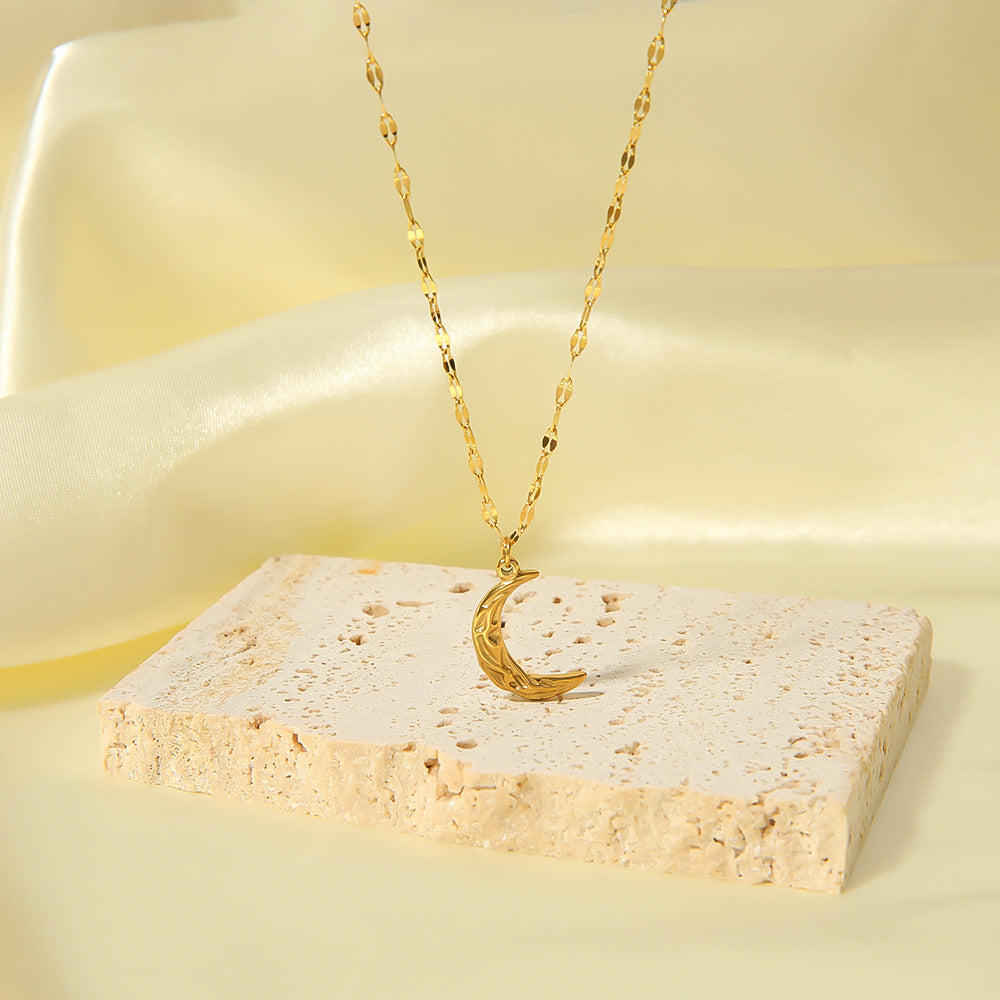 Collana con ciondolo a luna geometrica da donna con catena in acciaio inossidabile e ciondolo in acciaio al titanio, placcata sotto vuoto in oro 18 carati, con texture ondulata e piegata ispirata alla lava