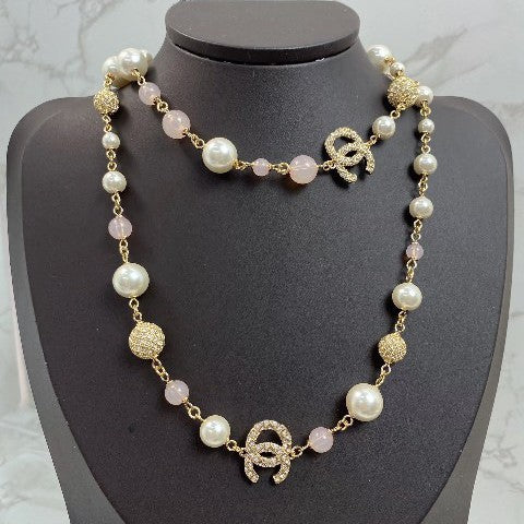 Elegante Collana da Donna con Ciondolo a Sfera in Cristallo, Perle e Lettera Placcata