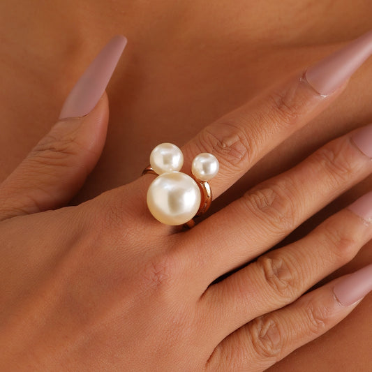 Anello geometrico alla moda con tre perle simulate su fascia in metallo galvanizzato per donna