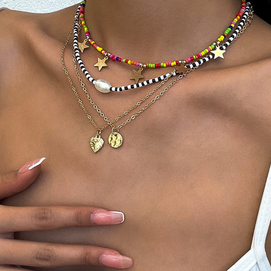 Collana in resina a forma di cuore stile vacanza da donna con ciondolo in lega placcata oro e catena di perline