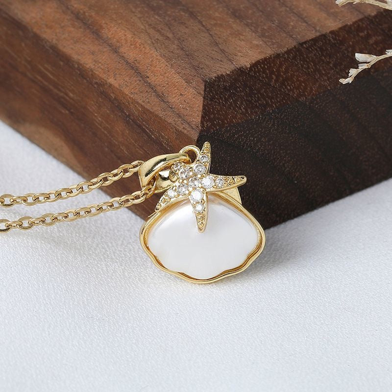 Collana da donna a catena a O in acciaio al titanio con stelle marine e conchiglie, finitura placcata e design minimalista