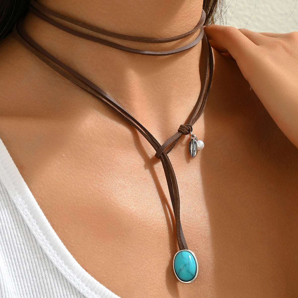 Collana pendente geometrica vintage da donna con intarsi in turchese su catena di cuoio a doppio strato in lega di zinco