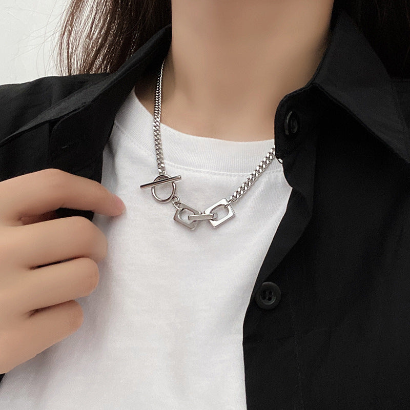 Collana minimalista geometrica in acciaio al titanio per uomo e donna con finitura lucida, catena clavicola regolabile per felpe con cappuccio