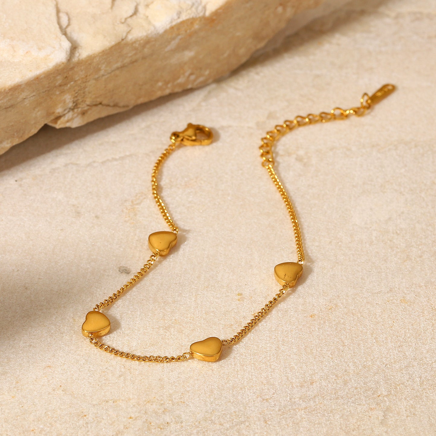 Bracciale sottile geometrico in acciaio inossidabile placcato oro 18 carati da donna con quattro ciondoli a cuore, gioiello di moda per souvenir di viaggio