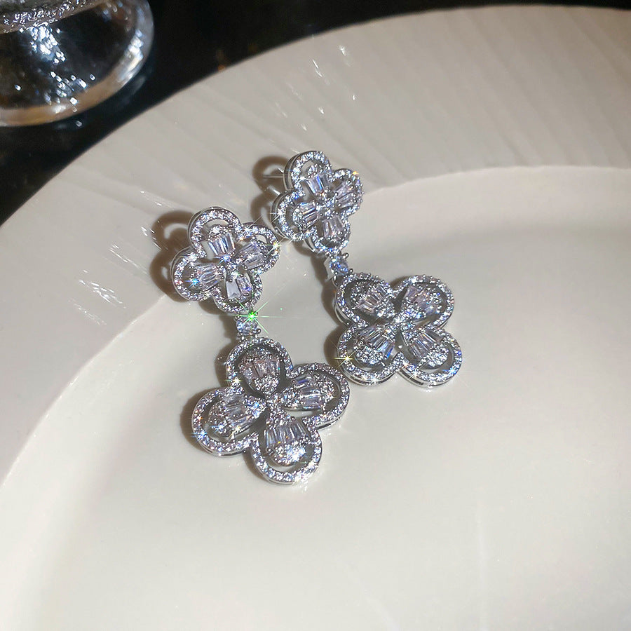 Elegantes Pendientes Minimalistas Florales con Incrustaciones de Zirconia en Base de Cobre y Postes de Acero Inoxidable para Mujer