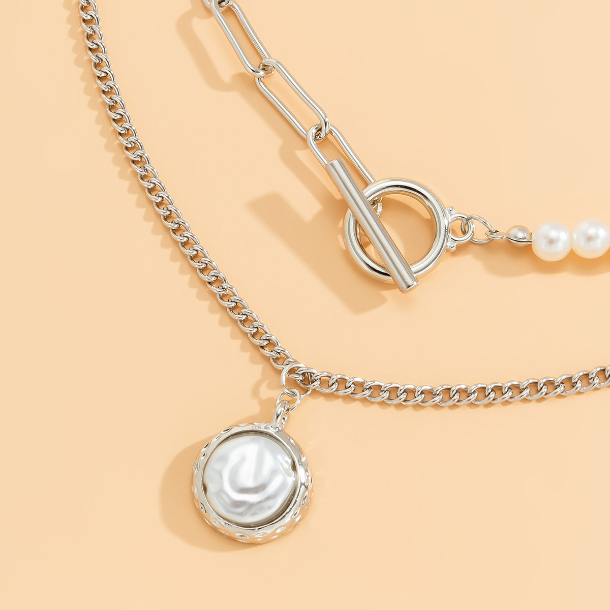 Collana Vintage con Pendente Rotondo Geometrico in Lega, Catena a Croce e Placcatura in Rodio