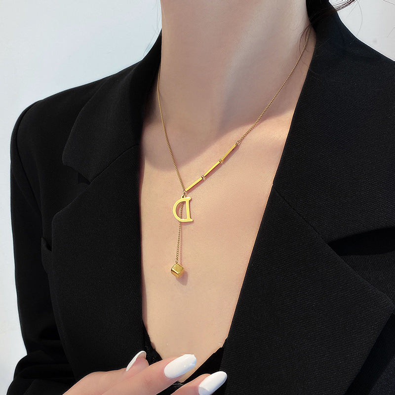 Collar Colgante de Letra D Minimalista Luxe de Acero de Titanio para Mujer Cadena Corta de Punto con Acabado Chapado