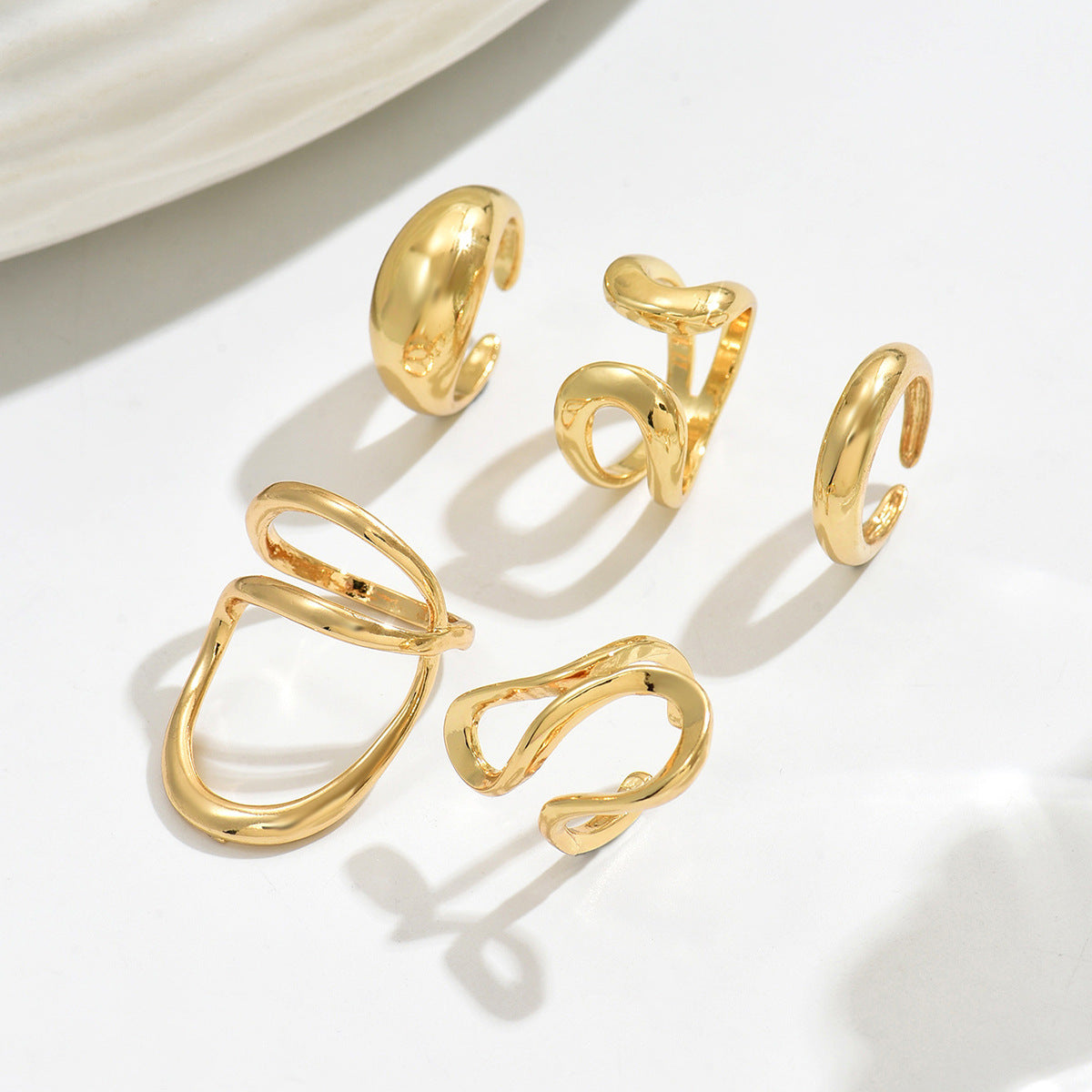 Anillo geométrico de mujer de moda de aleación de zinc con acabado chapado Diseño retorcido Anillos de banda abierta ajustables para dedo índice