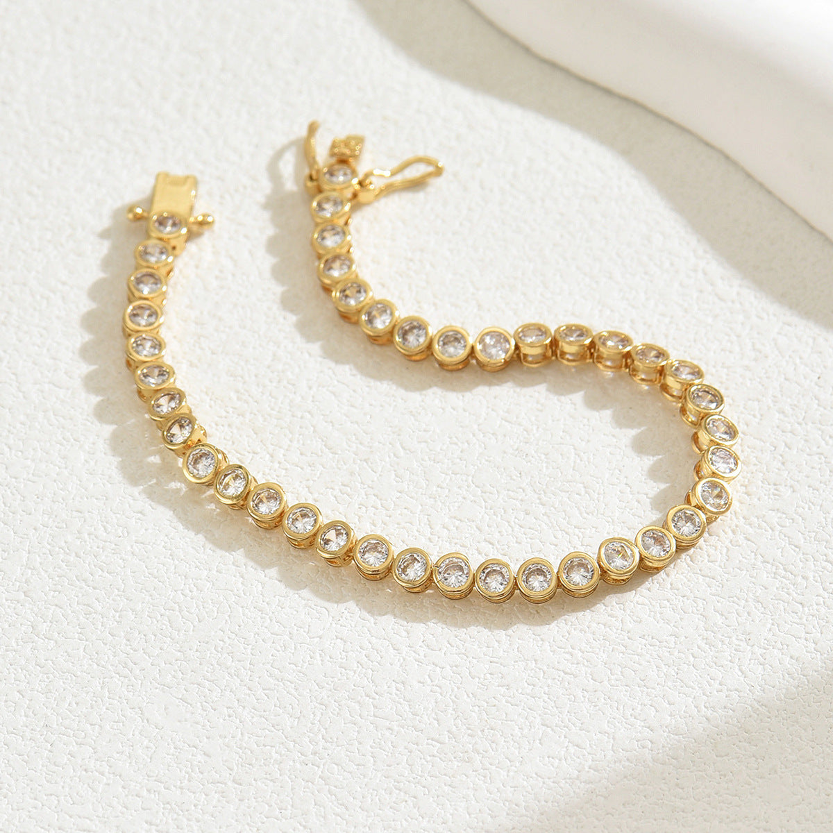 Pulsera geométrica minimalista, fresca y dulce para mujer, con incrustaciones de circonita sobre base de cobre chapada en oro de 18 quilates