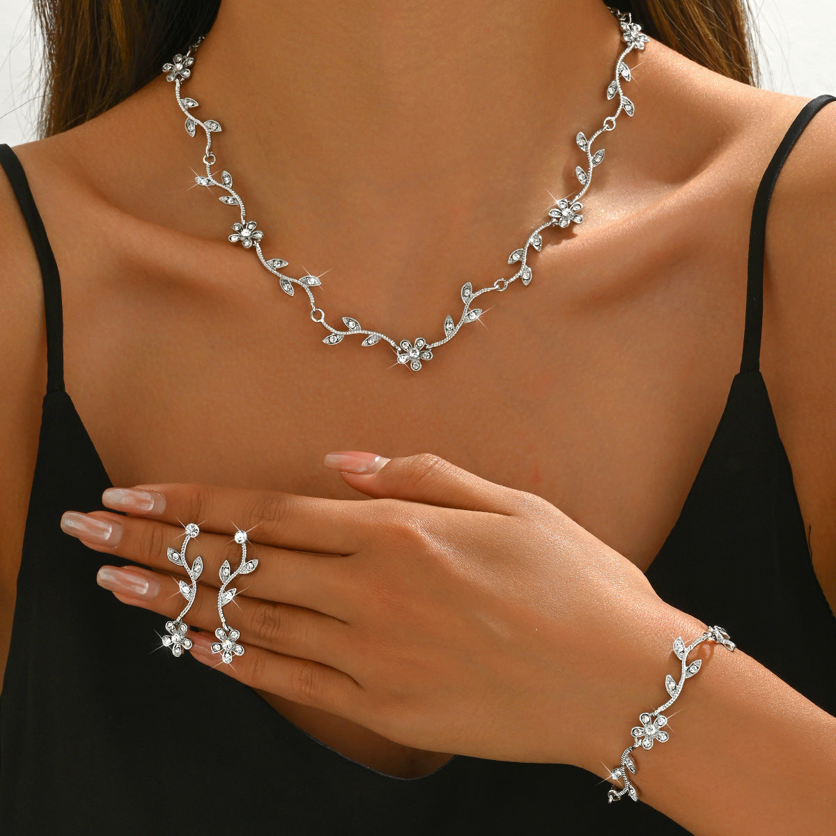 Juego de collar con colgante de diamantes de imitación con forma de hoja y flor floral minimalista con cadena tipo O, base de aleación de zinc, acabado galvanizado para mujer