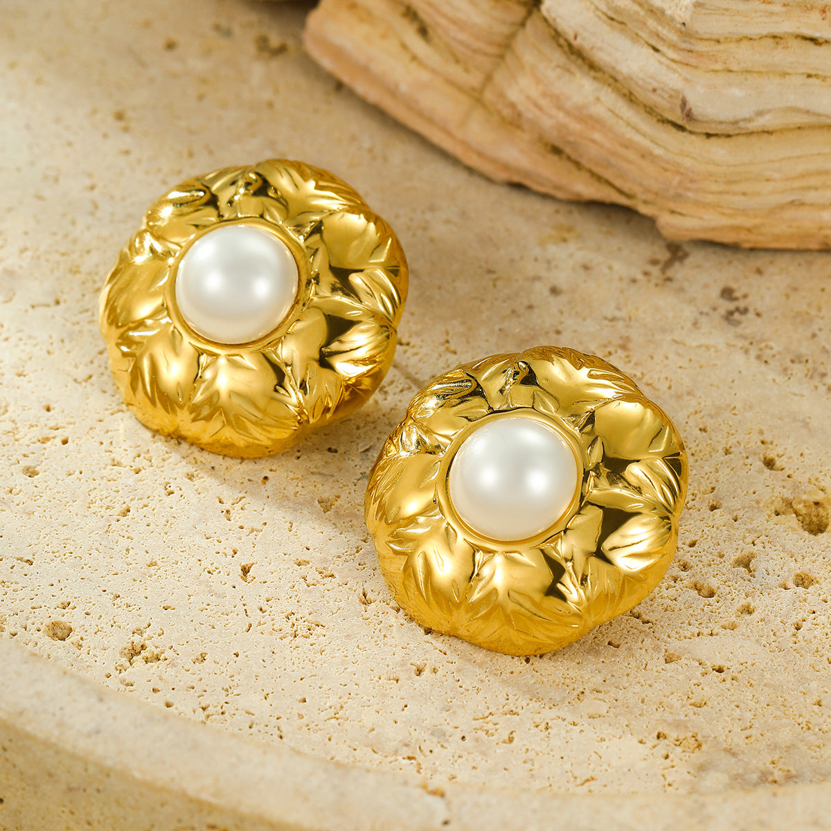 Pendientes de botón redondos de acero de titanio con textura de perlas incrustadas estilo vintage para mujer