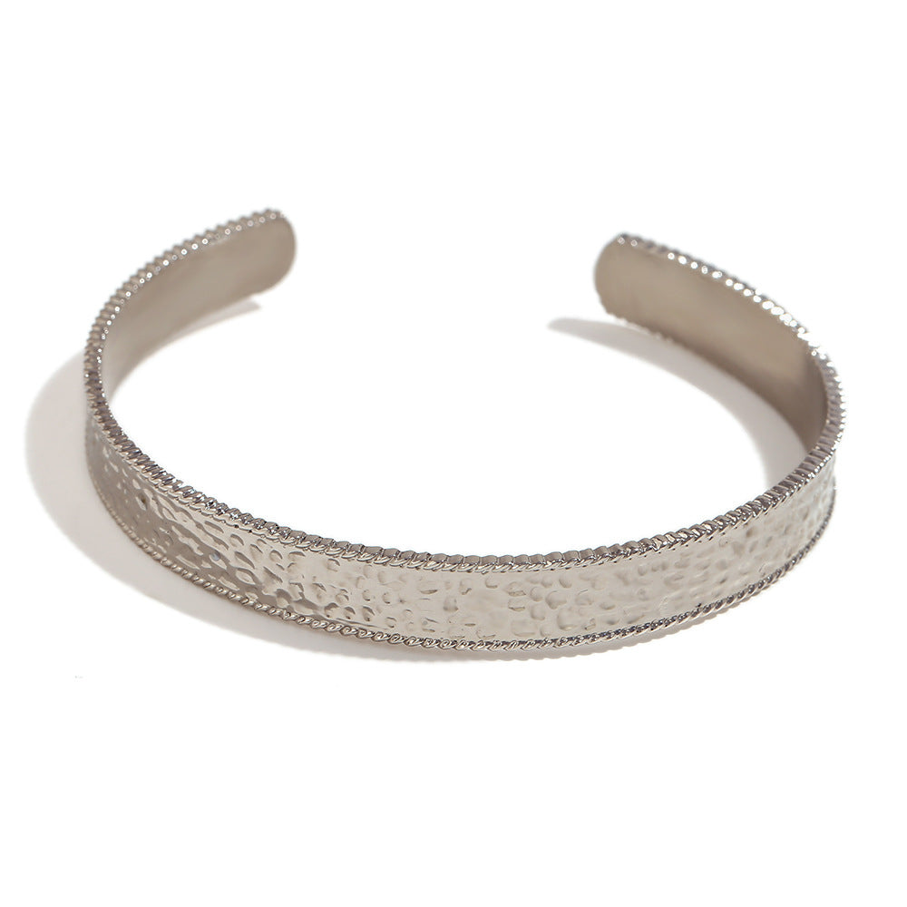 Bracciale Minimalista da Donna in Acciaio Inossidabile con Placcatura in Oro 18K e Textura Martellata