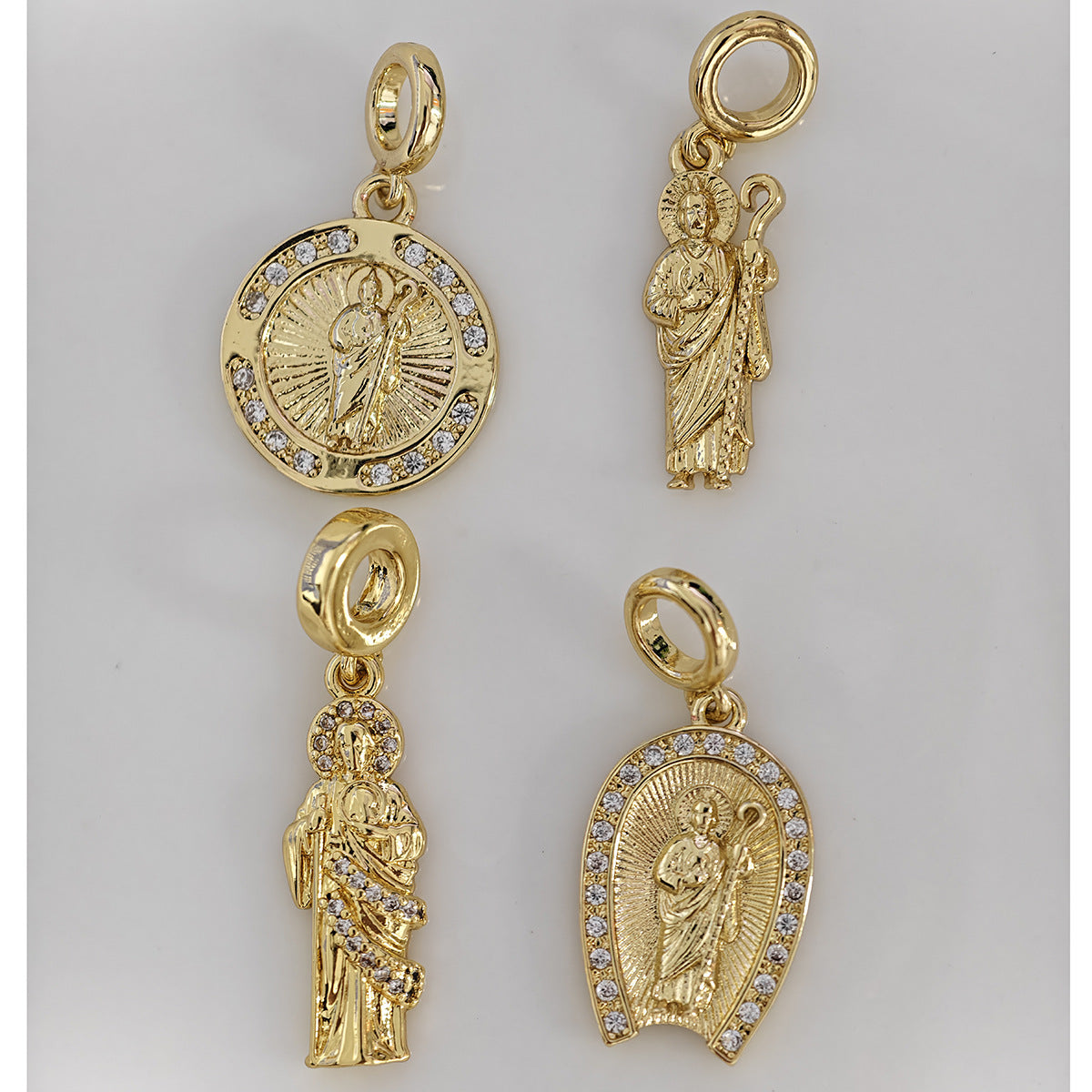 Ciondolo a Lettera Minimalista in Ottone Placcato Oro 18K con Barretta Charm con Zirconia Cubica Incastonata
