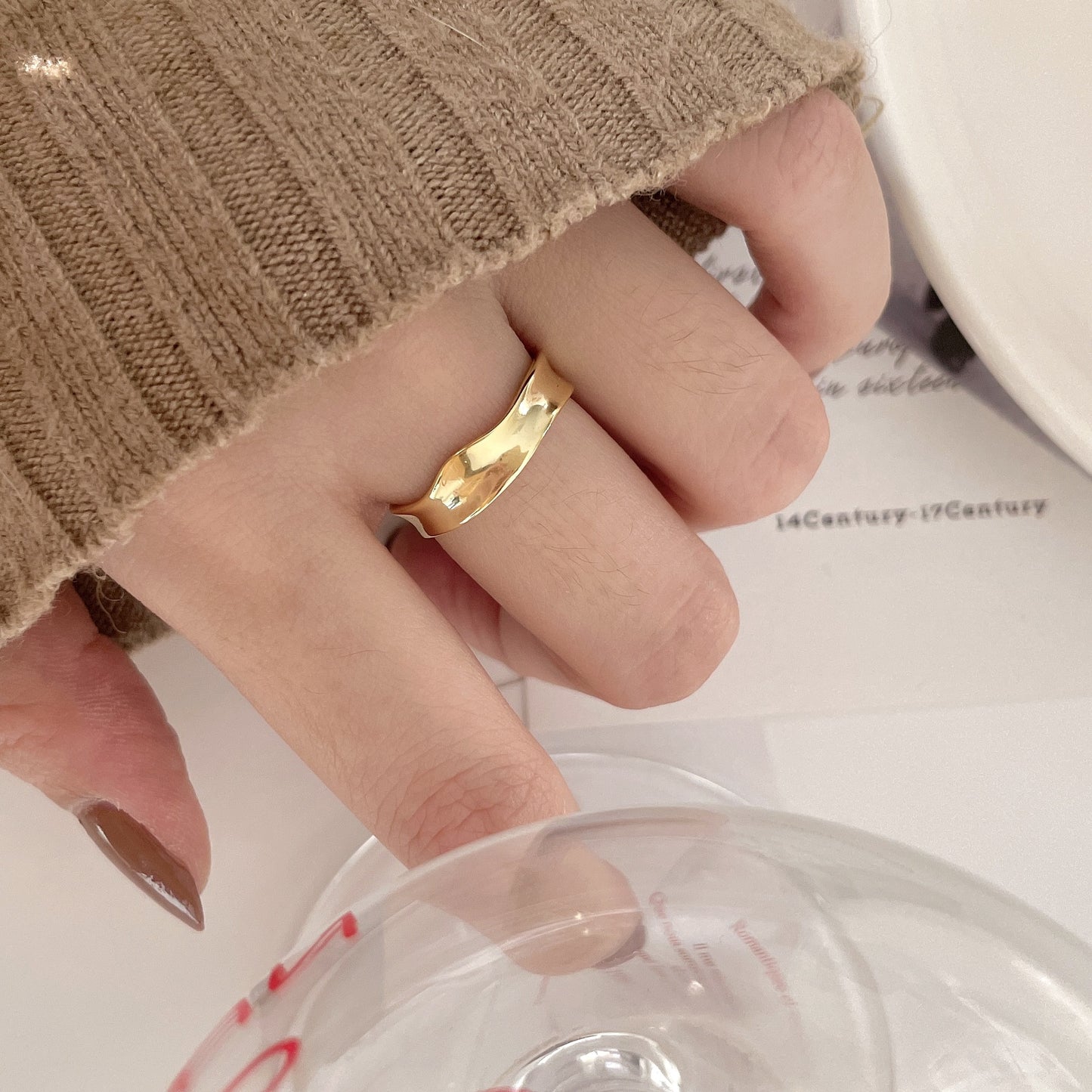 Anillo Minimalista de Plata de Ley S925 con Forma Geométrica Irregular para Mujer con Acabado Texturizado Brillo de Agua